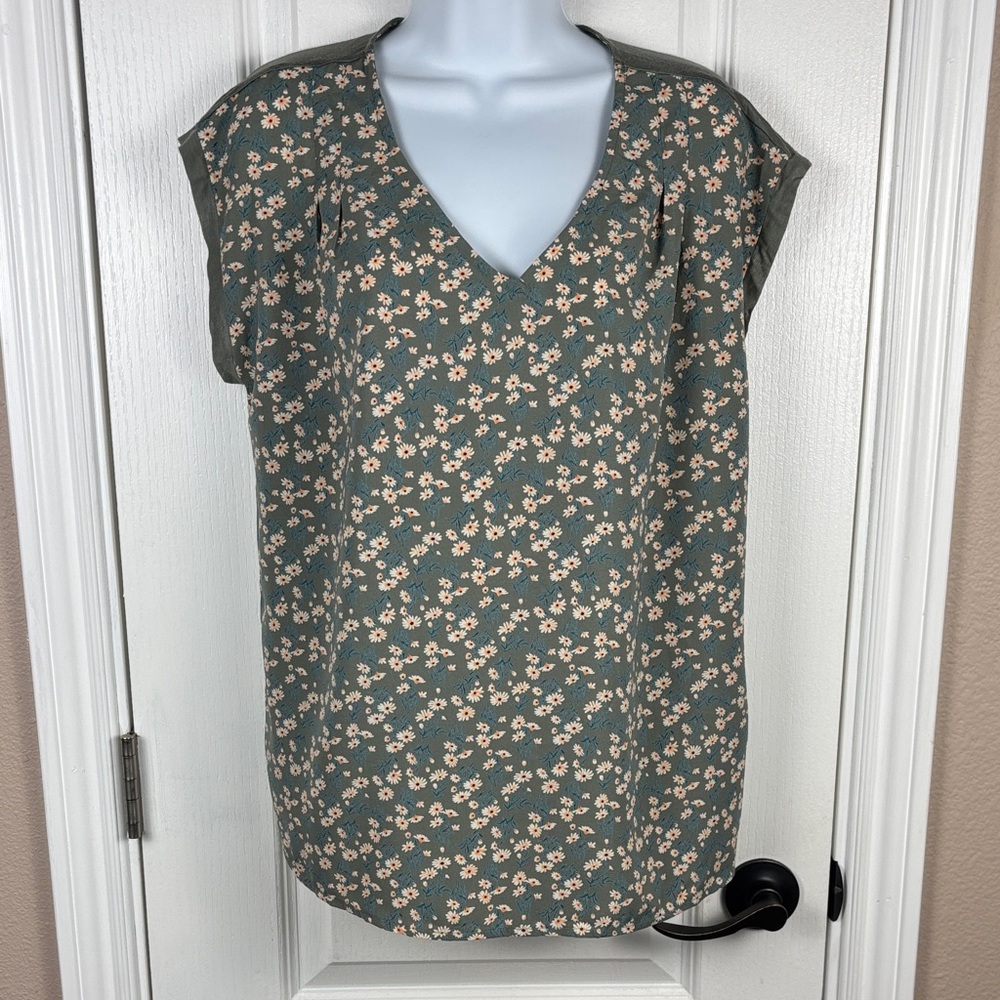 Papermoon Women's Sleeveless Green Floral V-Neck Buttons Blouse Size M‎ NWT